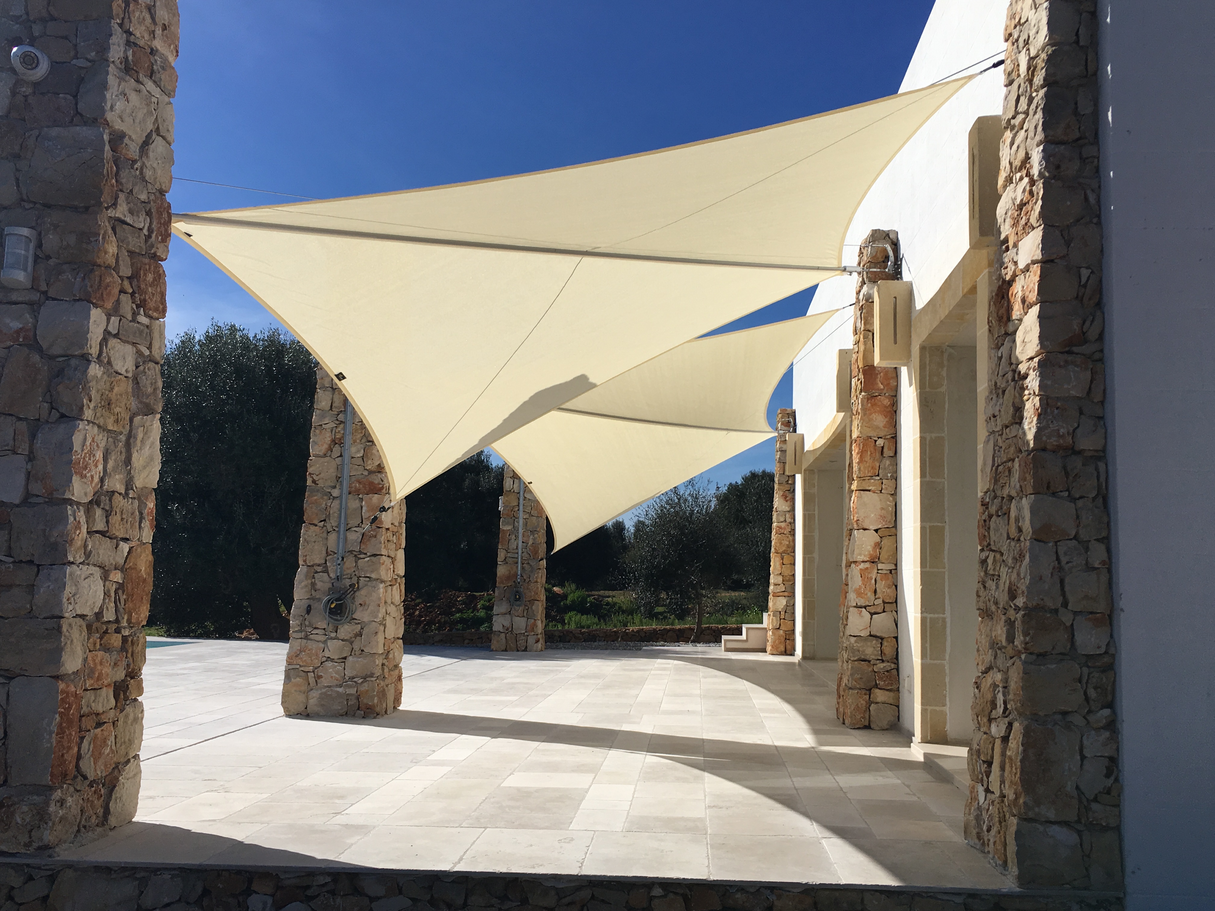 Vela da sole manuale Tralli, Modello ONE, copertura fino a 65 mq su giardino