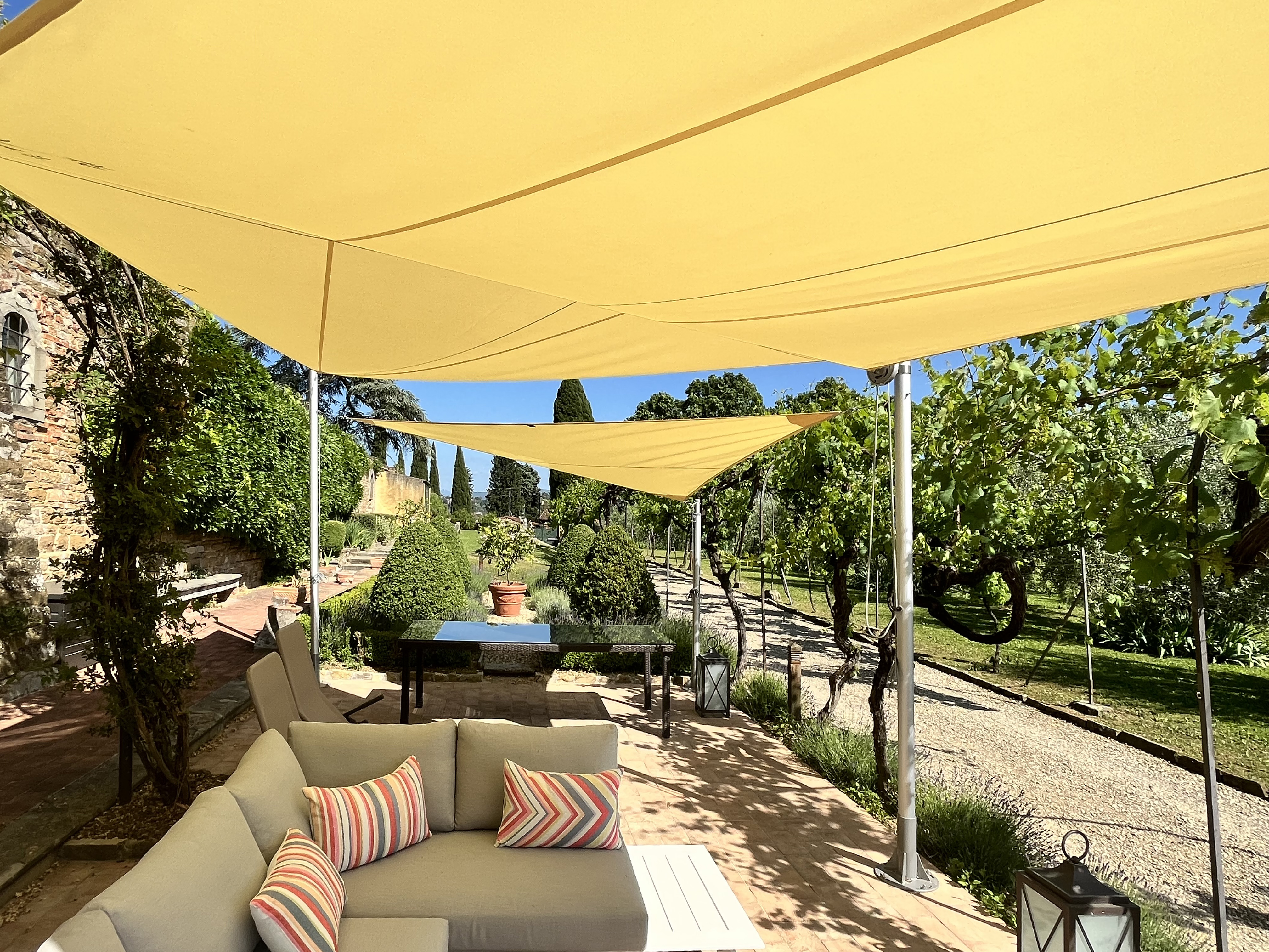 Vela da sole manuale Tralli, Modello A, su terrazzo residenziale