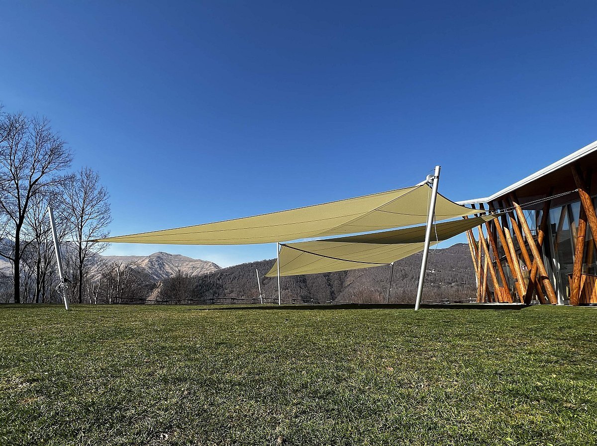 Vela avvolgibile manuale sul prato di un parco avventura sul Lago Maggiore