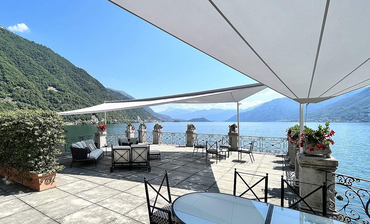 Vele avvolgibili motorizzate Modello C e CS su una terrazza di Casa R, sul Lago di Como