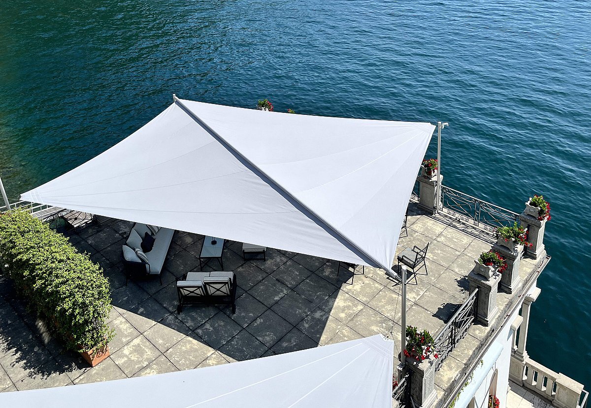Vela rettangolare e vela triangolare su una terrazza sul Lago di Como