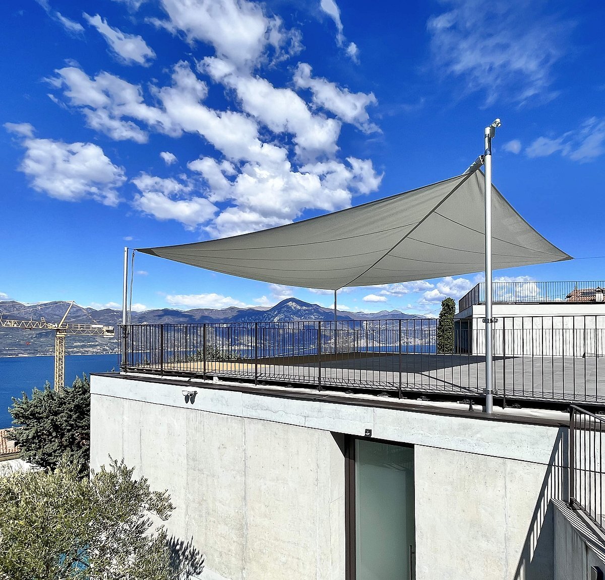 Vele avvolgibili motorizzate su una villa sul lago di Garda