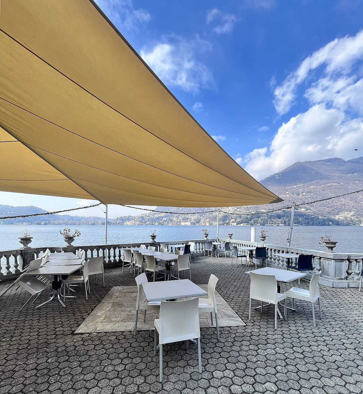 Vela avvolgibile in un ristorante sul lago di Como