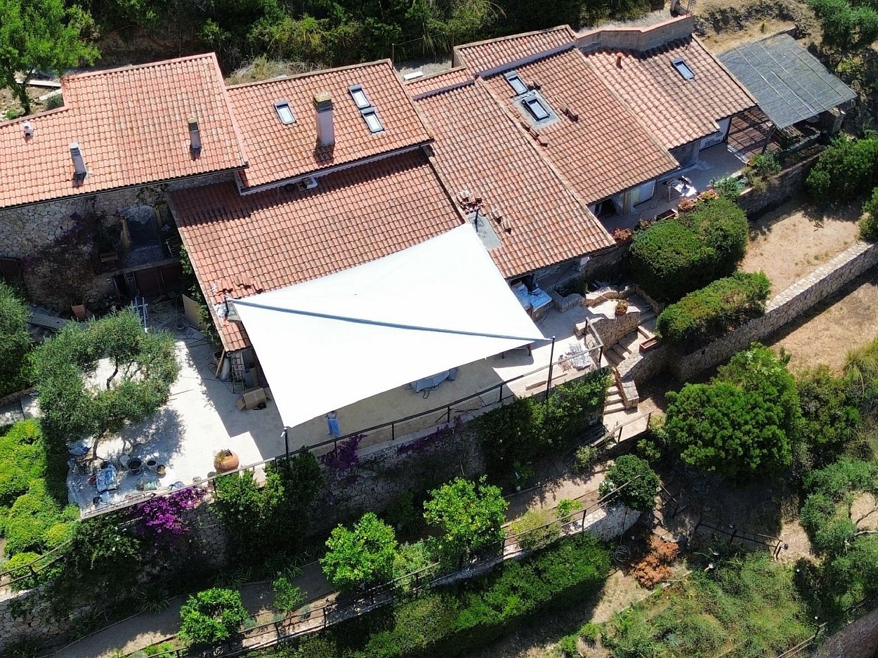 Installazione architettonica vela da sole avvolgibile motorizzata