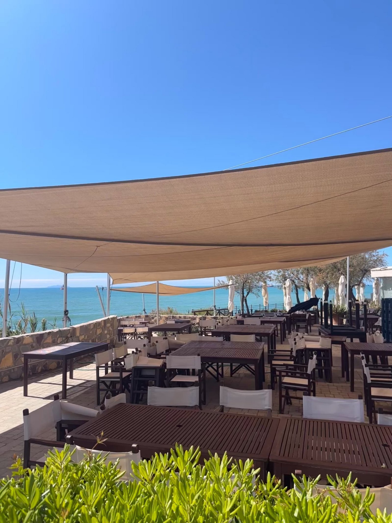Bagni Sama, Antignano: vela ombreggiante sopra i tavoli del ristorante, con mare e cielo sullo sfondo