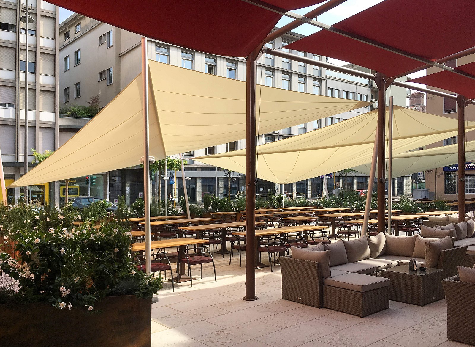 Vele fisse e avvolgibili integrate nell'architettura dello spazio Tonazzo