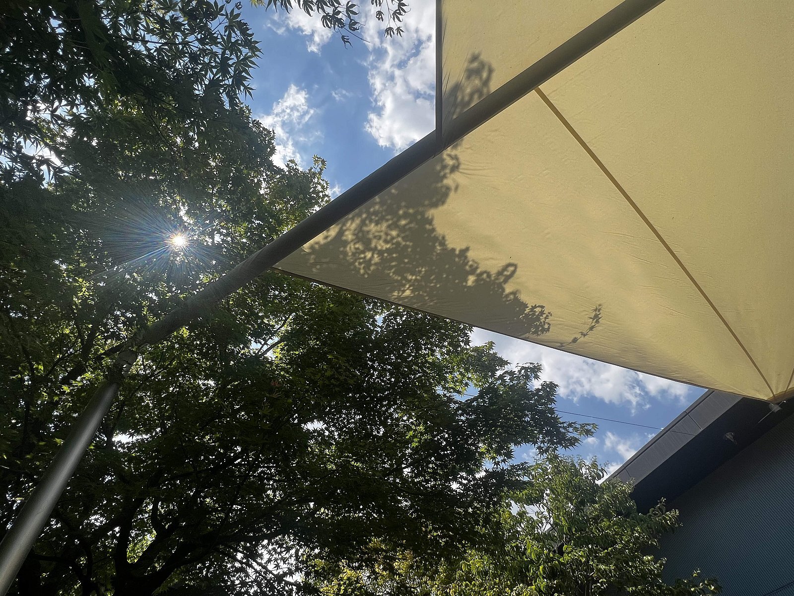 Design e funzionalità delle vele da sole outdoor alla Nuvola Lavazza