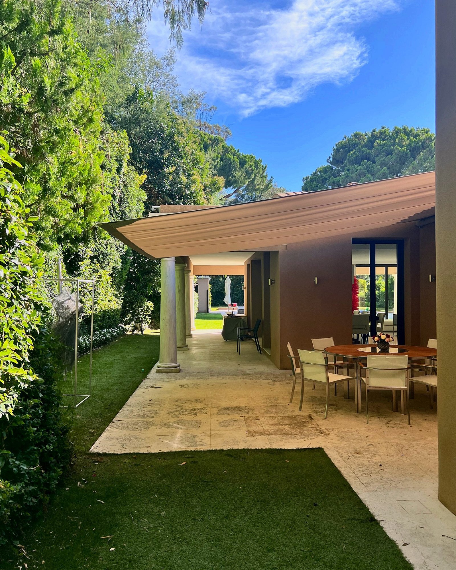 Cannes: la vela Modello CS sulla facciata della villa, vista dal giardino