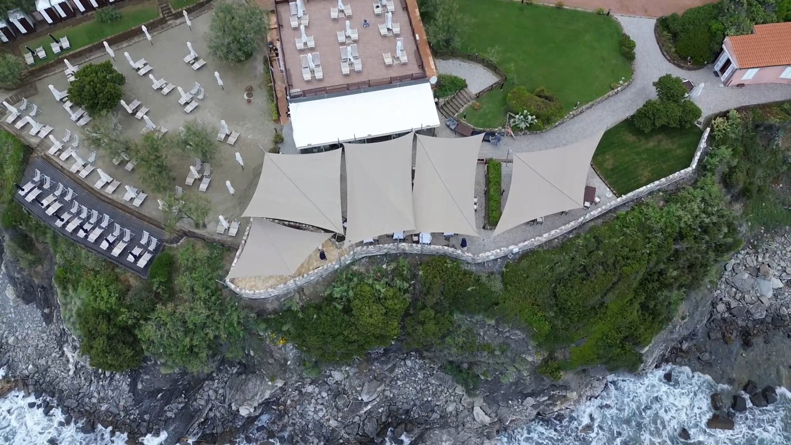 Bagni Sama, Antignano: le vele avvolgibili manuali viste dall'alto, sulla terrazza a ridosso della scogliera