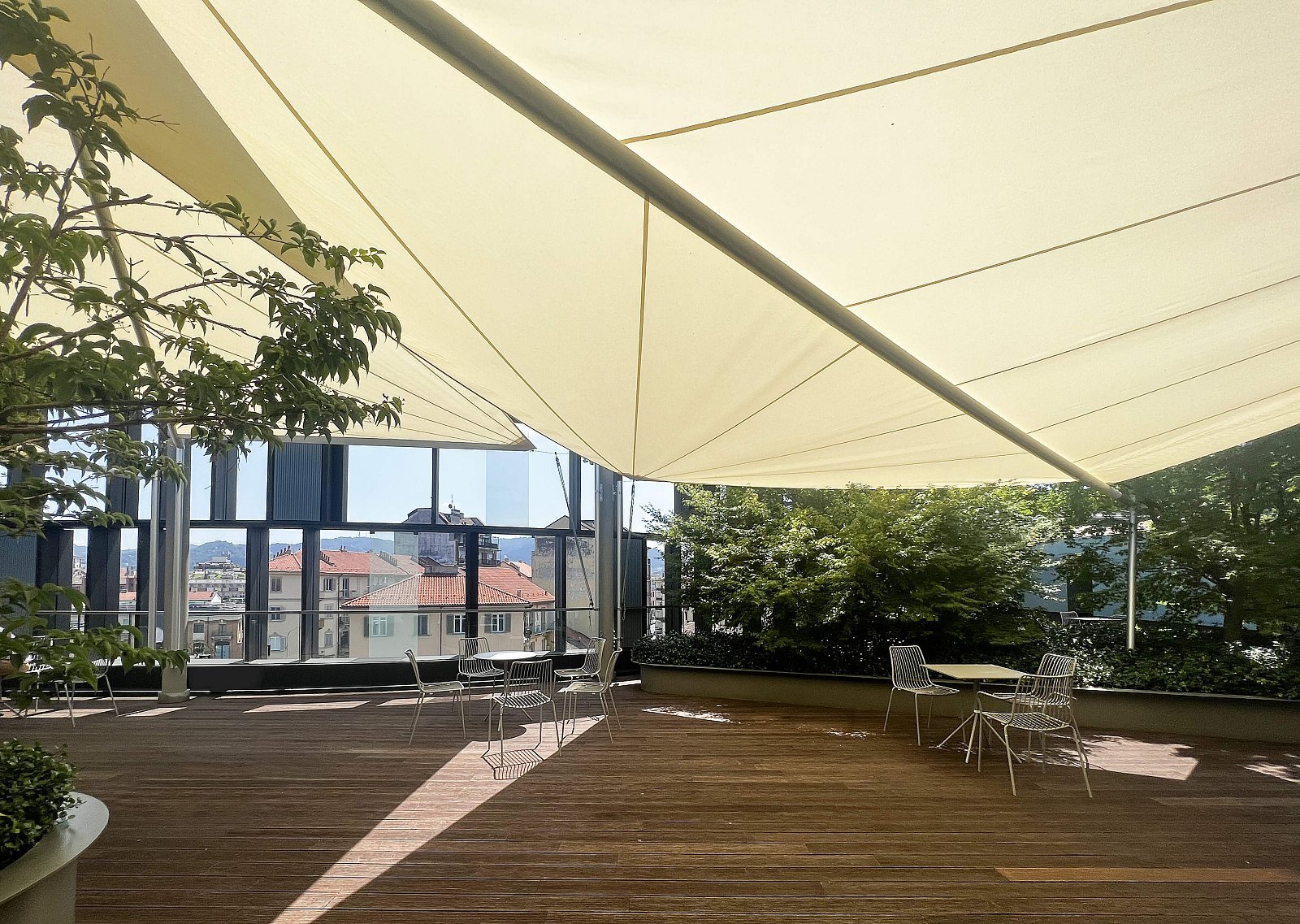 Vele da sole integrate nello skyline di Torino, terrazza Nuvola Lavazza