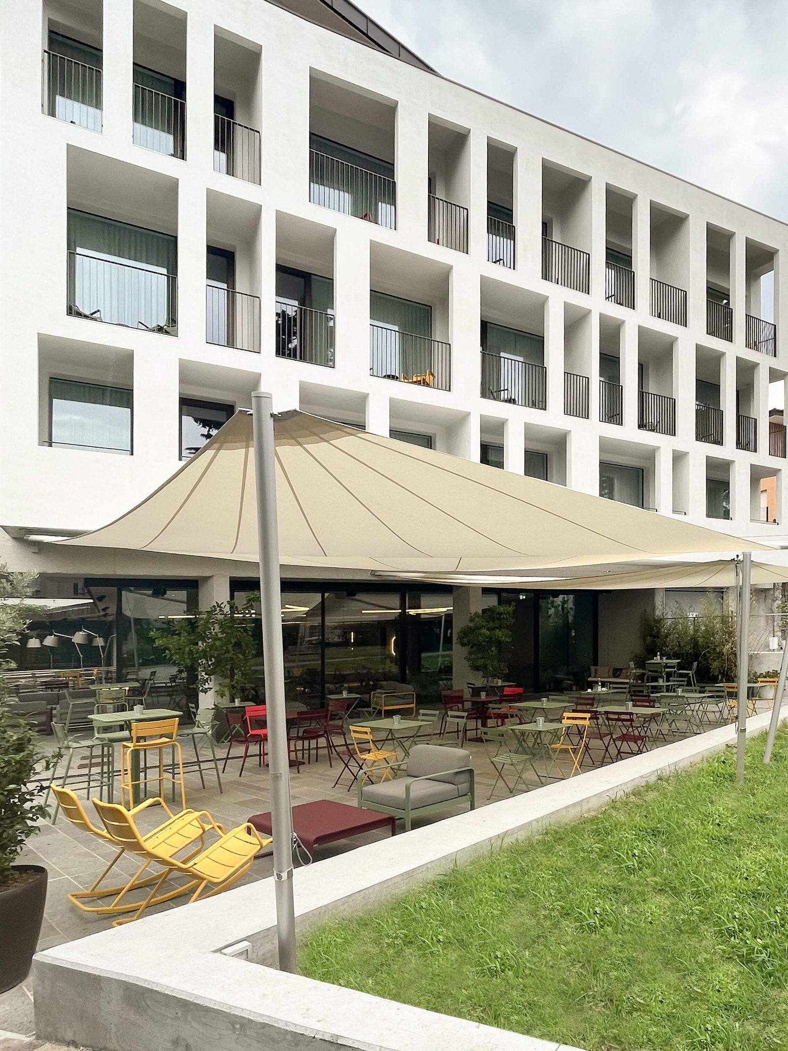 Giardino Verdi, Riva del Garda (TN): lo spazio esterno ombreggiato – vele avvolgibili motorizzate modello c