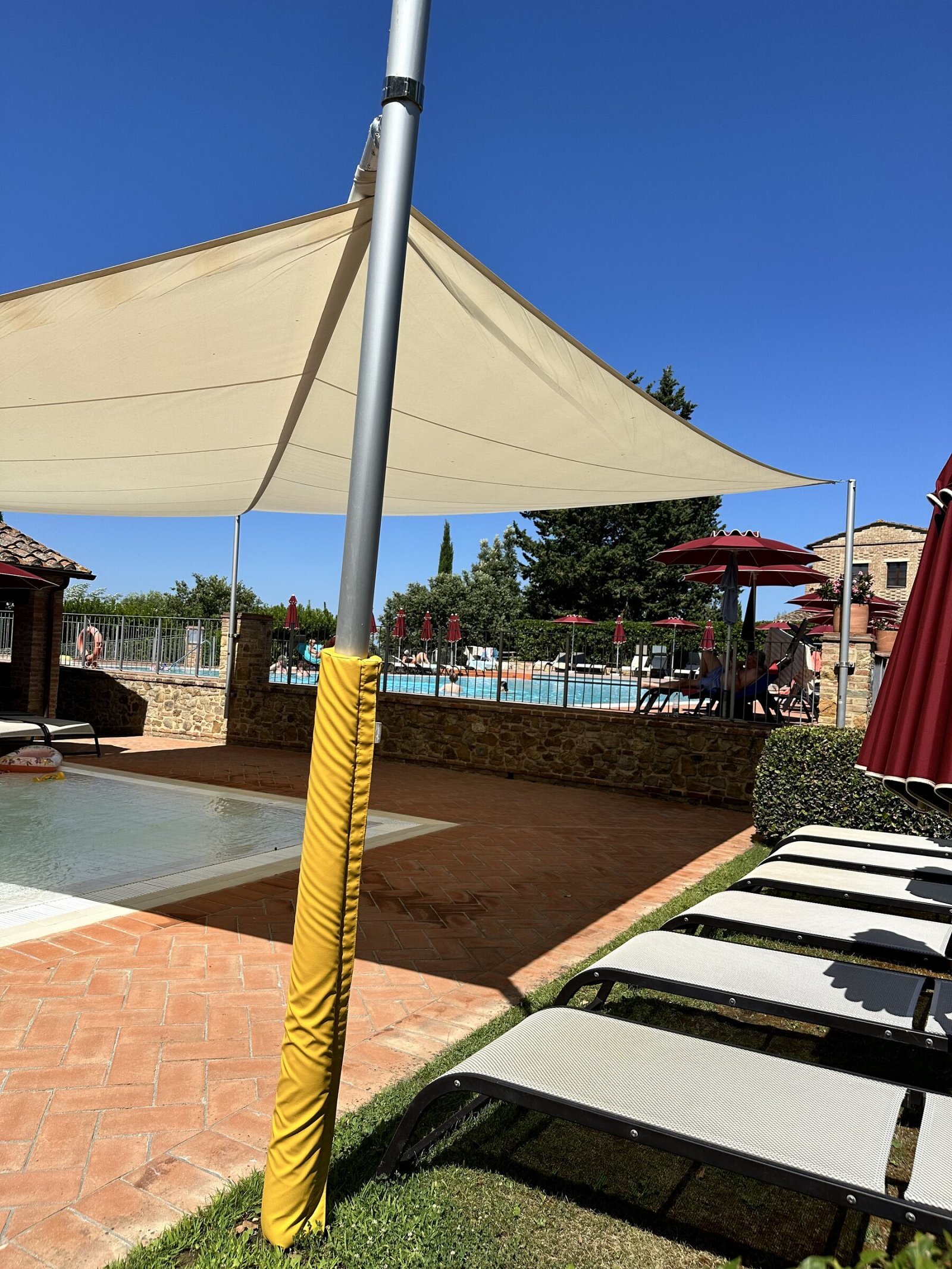 Hapimag Resort Tonda, Montaione: protezione removibile sul palo della vela, a bordo della piscina dei bambini