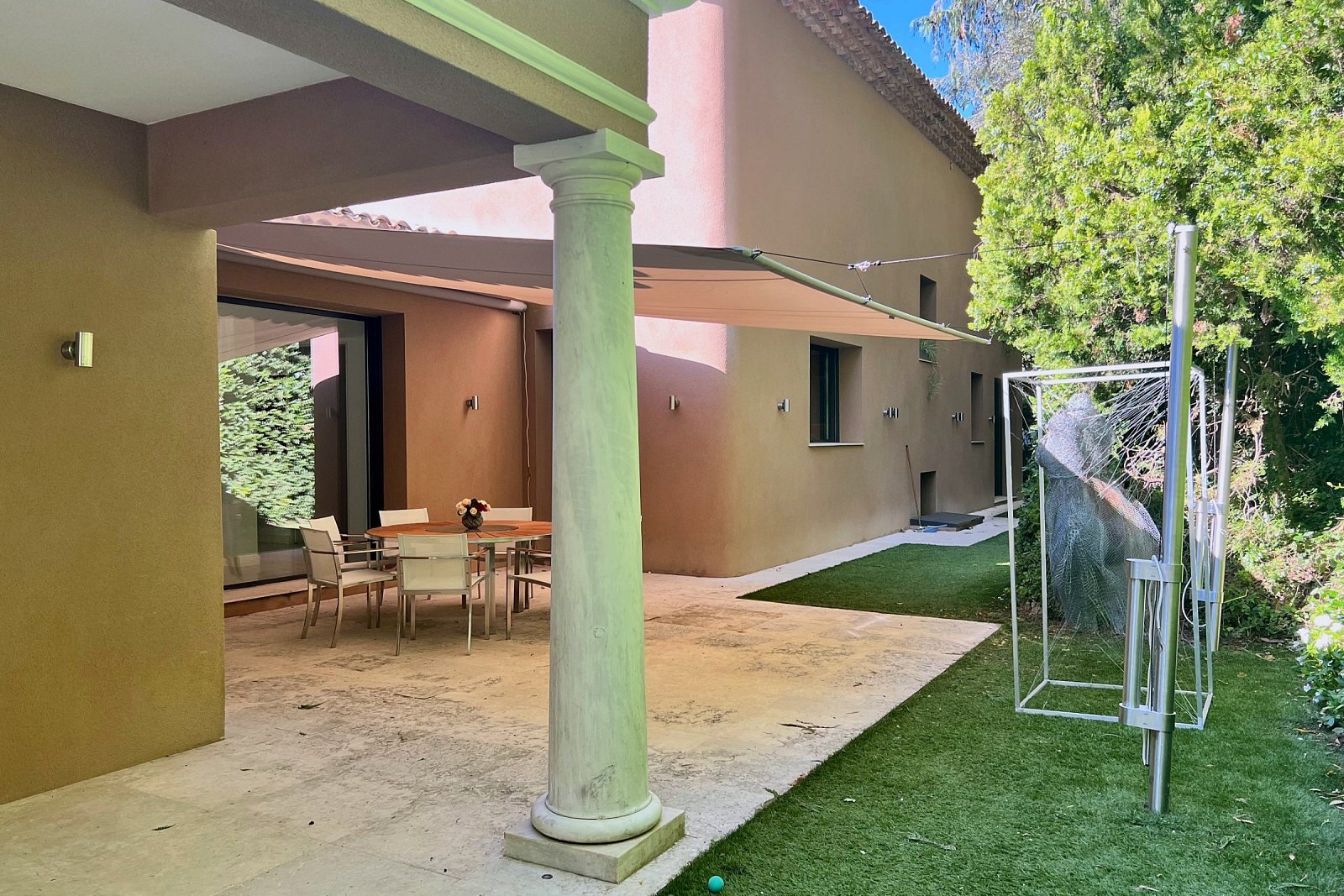 Cannes: il portico con colonne e la vela Modello CS verso il giardino