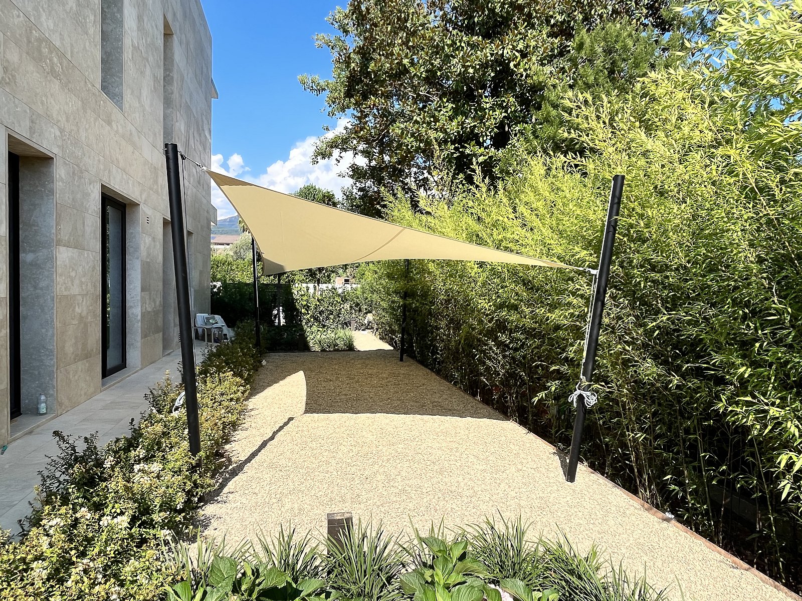 Casa D1, Forte dei Marmi (LU): vista dalla zona living – vele fisse su misura modello fisse