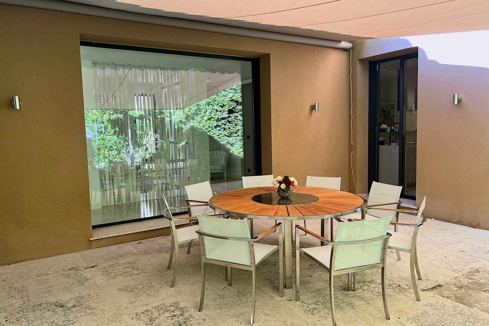 Cannes: area pranzo sotto la vela Modello CS, davanti alla vetrata