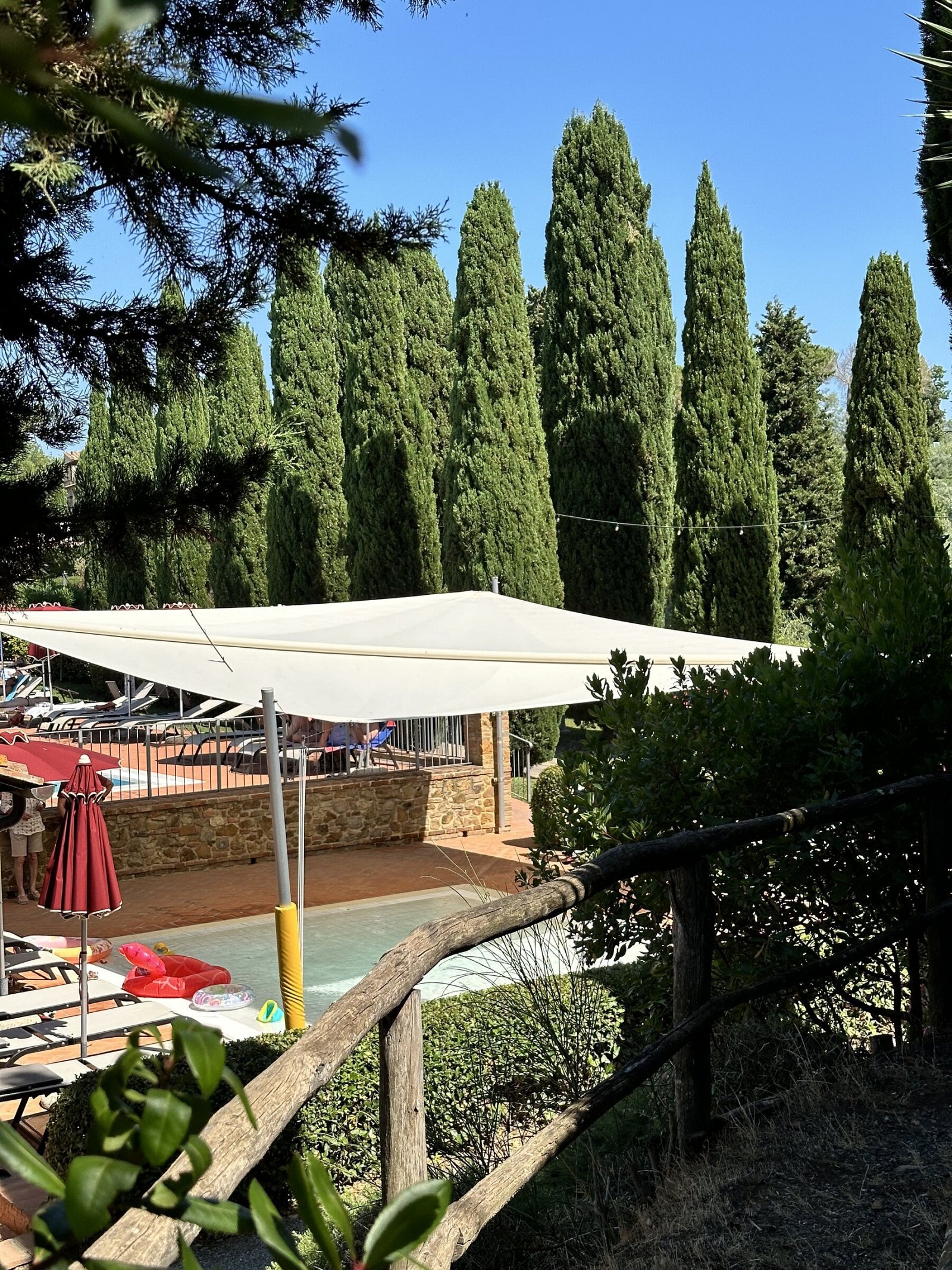 Hapimag Resort Tonda, Montaione: la vela vista dal sentiero tra i cipressi