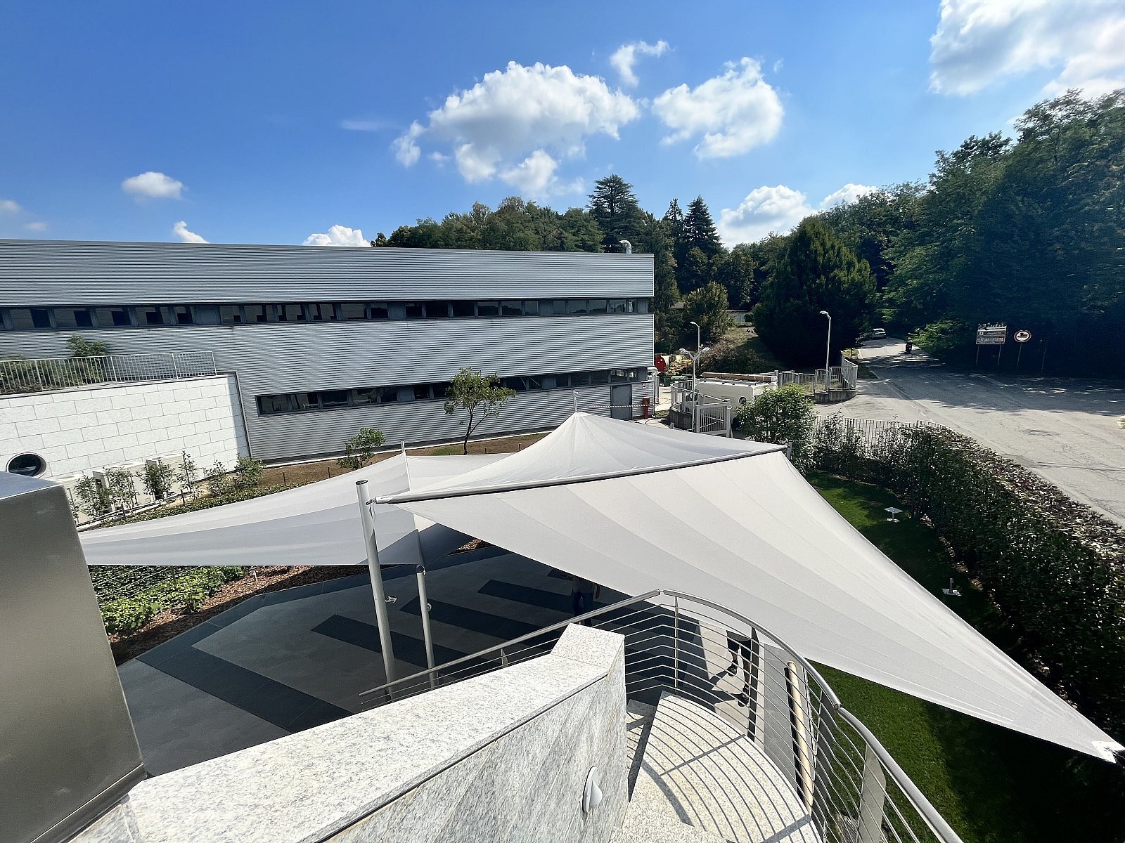 Spazio aziendale, Varese: lo spazio esterno ombreggiato – vele avvolgibili motorizzate con droppole modello c