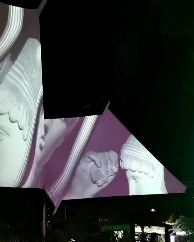 Vele da sole illuminate di sera al Central Club di Firenze