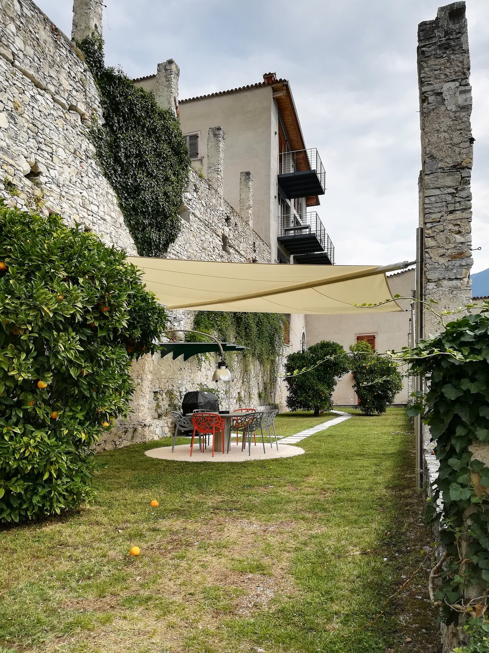 Ca dela Nua, Limone sul Garda (BS): lo spazio esterno ombreggiato – vele avvolgibili motorizzate modello c