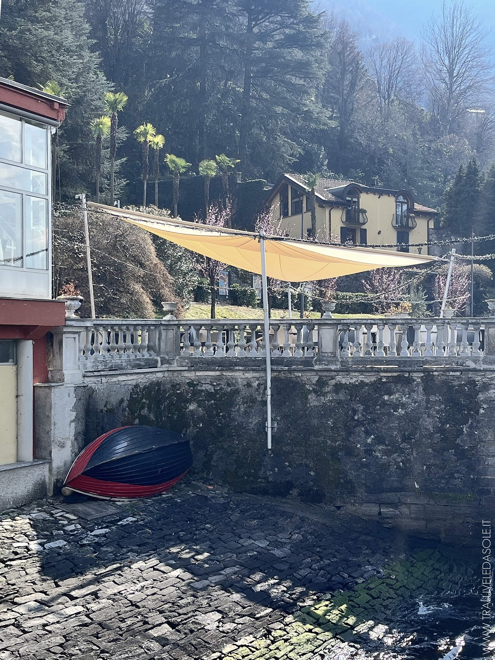 Momi, Blevio, Lago di Como: lo spazio esterno ombreggiato – vela avvolgibile motorizzata modello c