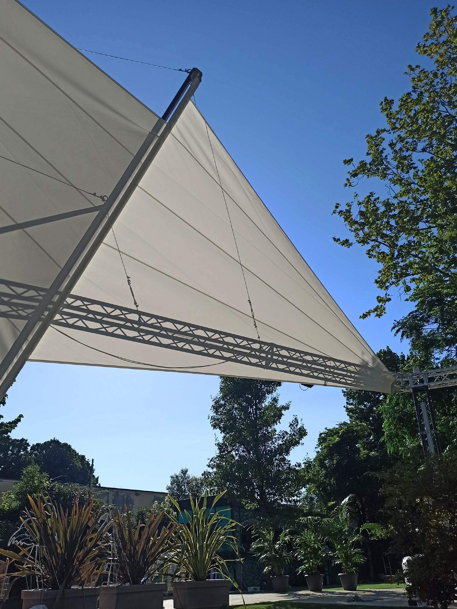 Dettaglio tecnico delle vele avvolgibili del Central Club
