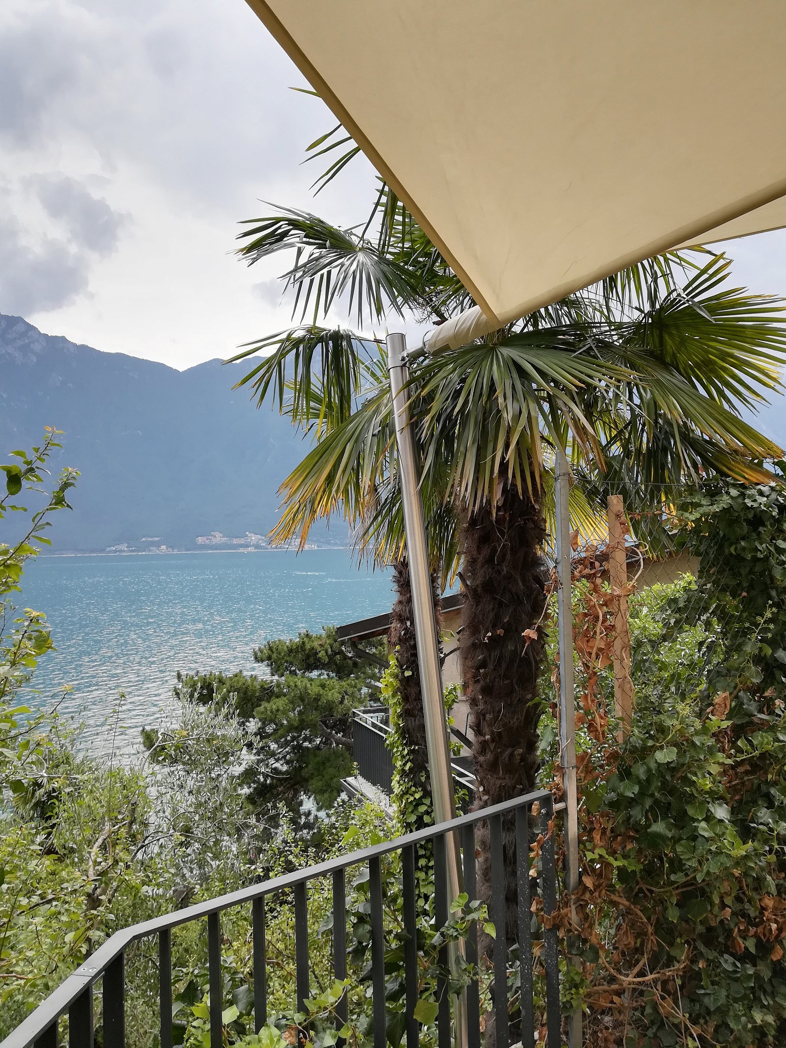 Ca dela Nua, Limone sul Garda (BS): vista dalla zona living – vele avvolgibili motorizzate modello c