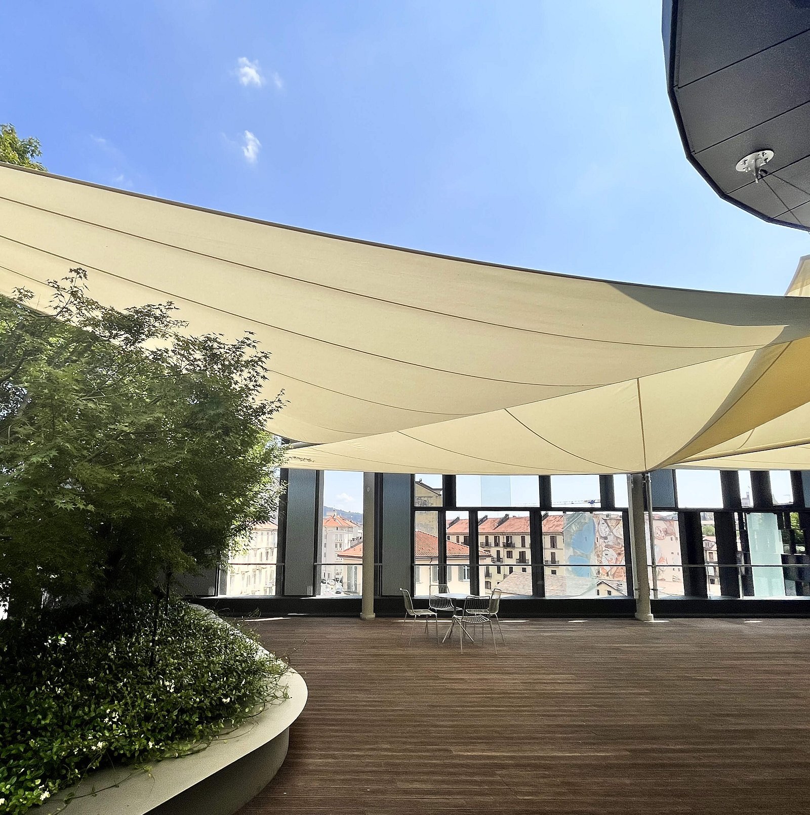 Copertura con vele da sole per l'area eventi outdoor della Nuvola Lavazza