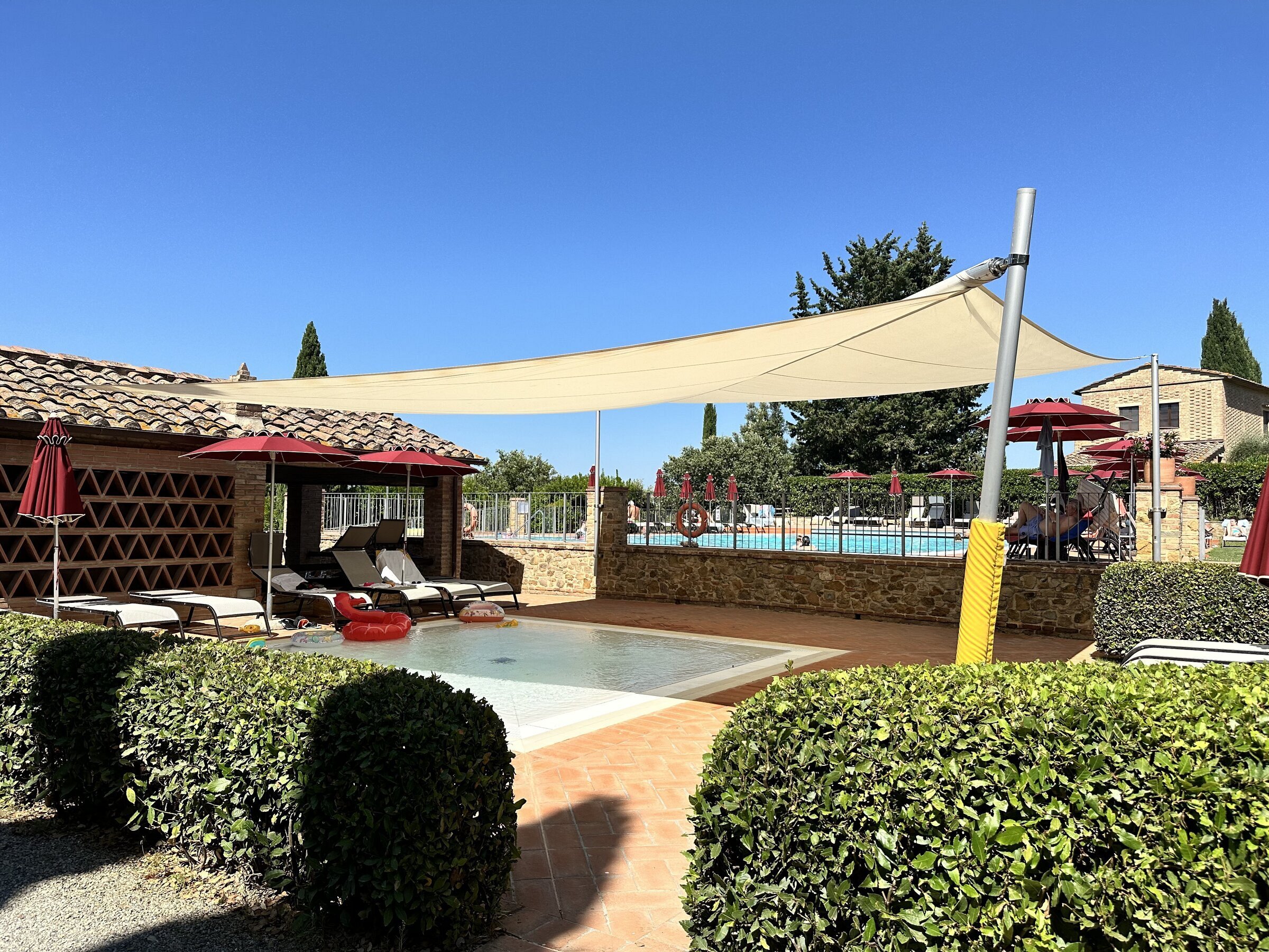 Vela avvolgibile motorizzata Modello C sopra la piscina dei bambini all'Hapimag Resort Tonda, Montaione (FI)