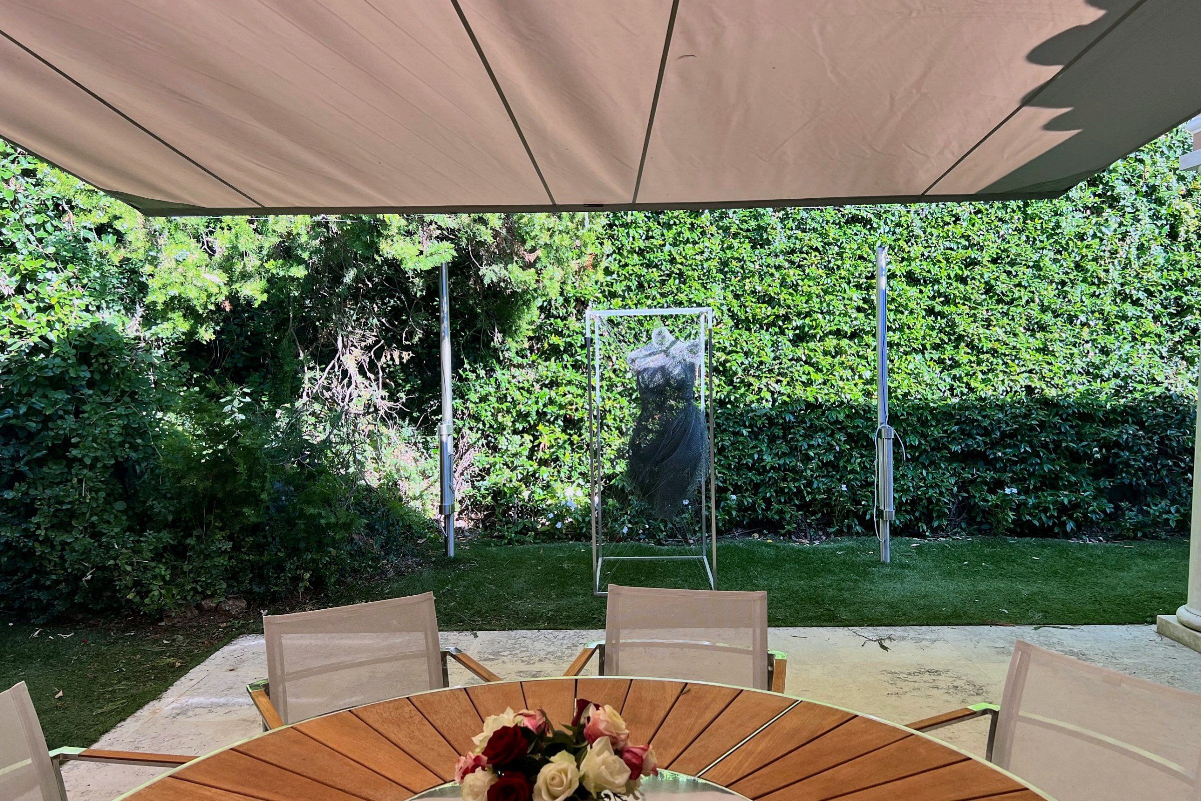 Vela avvolgibile motorizzata Modello CS su una villa a Cannes, vista dal giardino