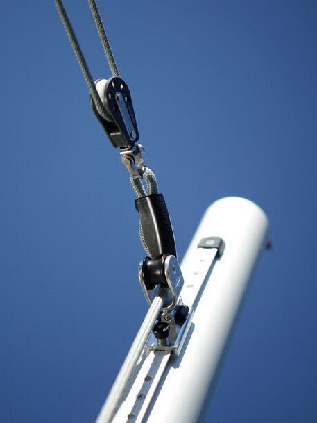 Carrello sul binario in alluminio dell'albero, con la cima della vela