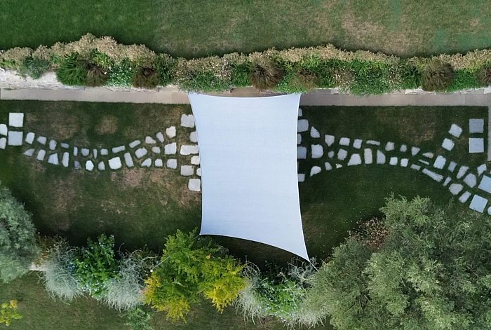 Vela fissa bianca vista dall'alto sopra un giardino