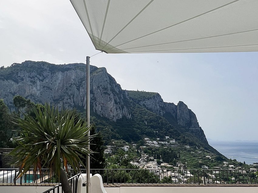 Vela da sole motorizzata a Casa V, Capri