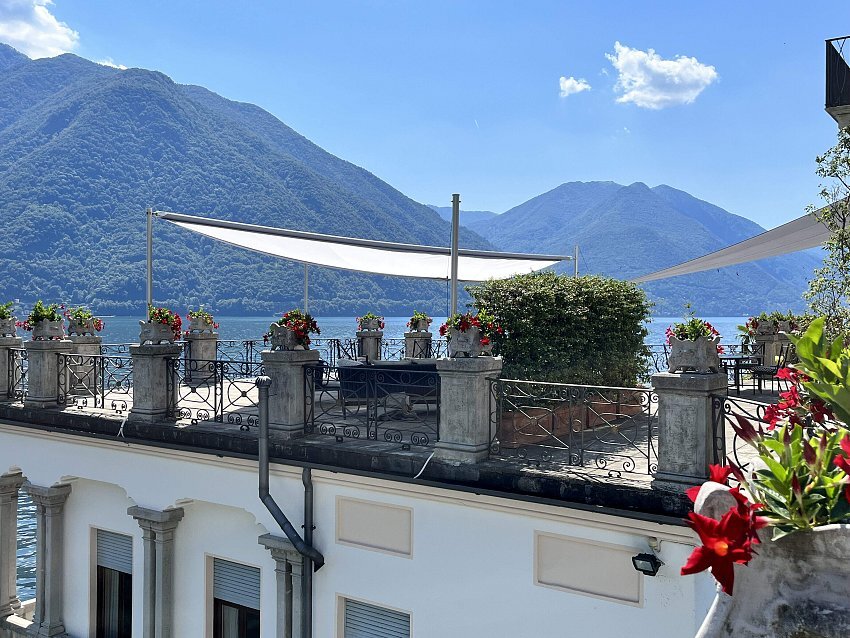 Vele motorizzate sulla terrazza di Casa R, Lago di Como