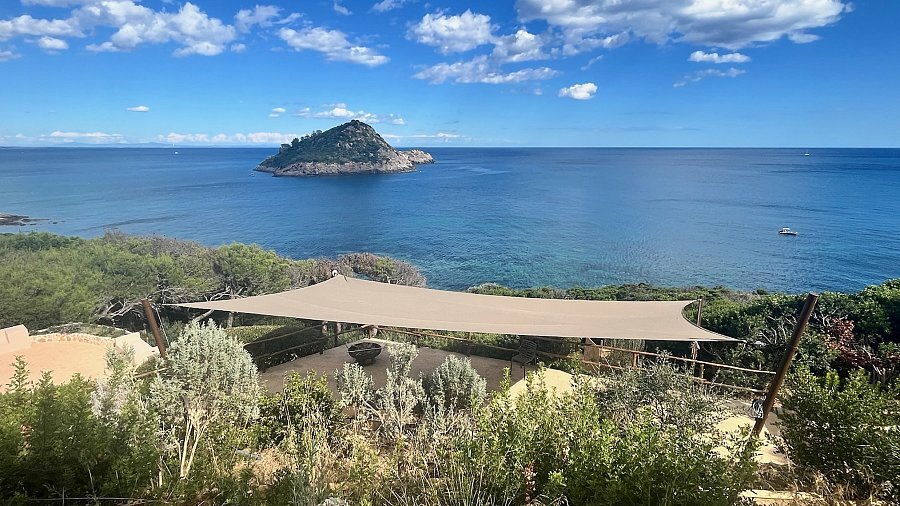 Vela Flex tesa sopra una terrazza sul mare