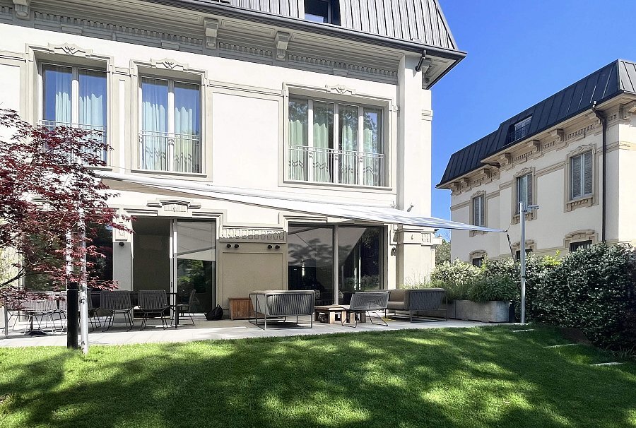 Vela motorizzata aperta sul giardino di una villa a Milano